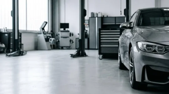 Installation de bandes LED sur phare de voiture pour feux de jour dans un garage professionnel