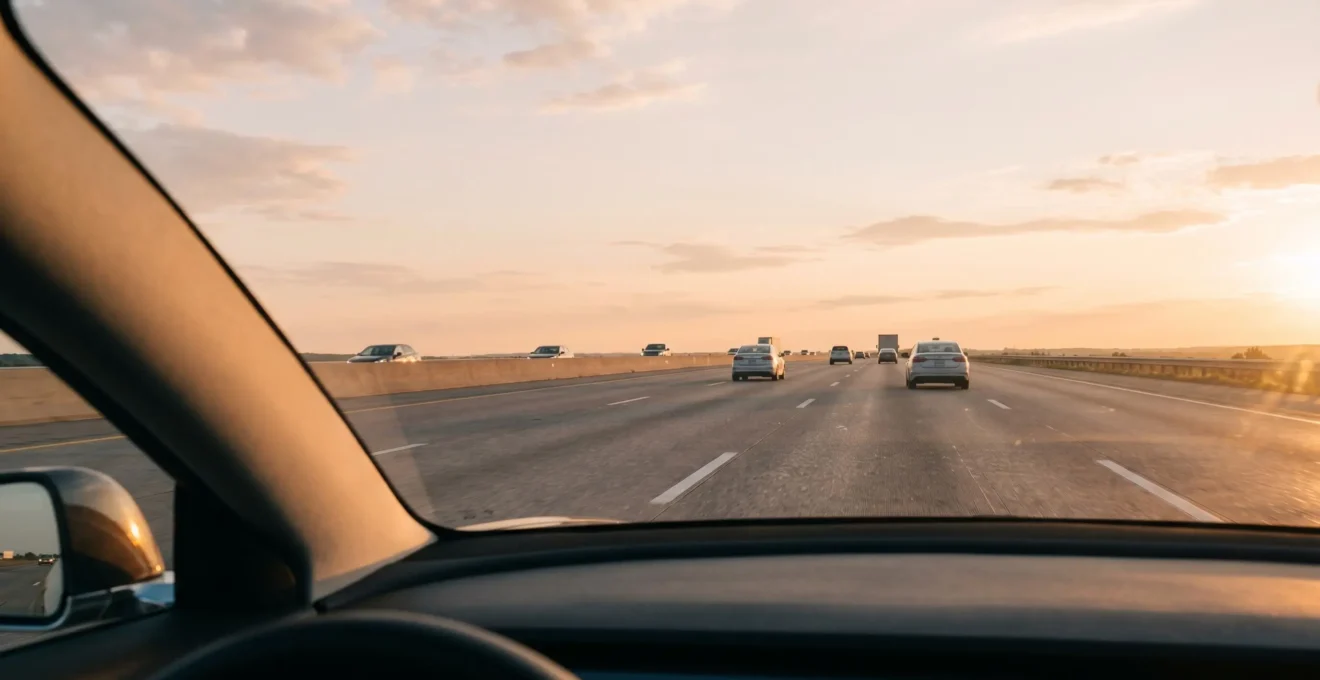 Vision panoramique d'une route fluide vue du conducteur avec horizon dégagé et distance de sécurité