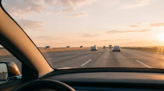 Vision panoramique d'une route fluide vue du conducteur avec horizon dégagé et distance de sécurité