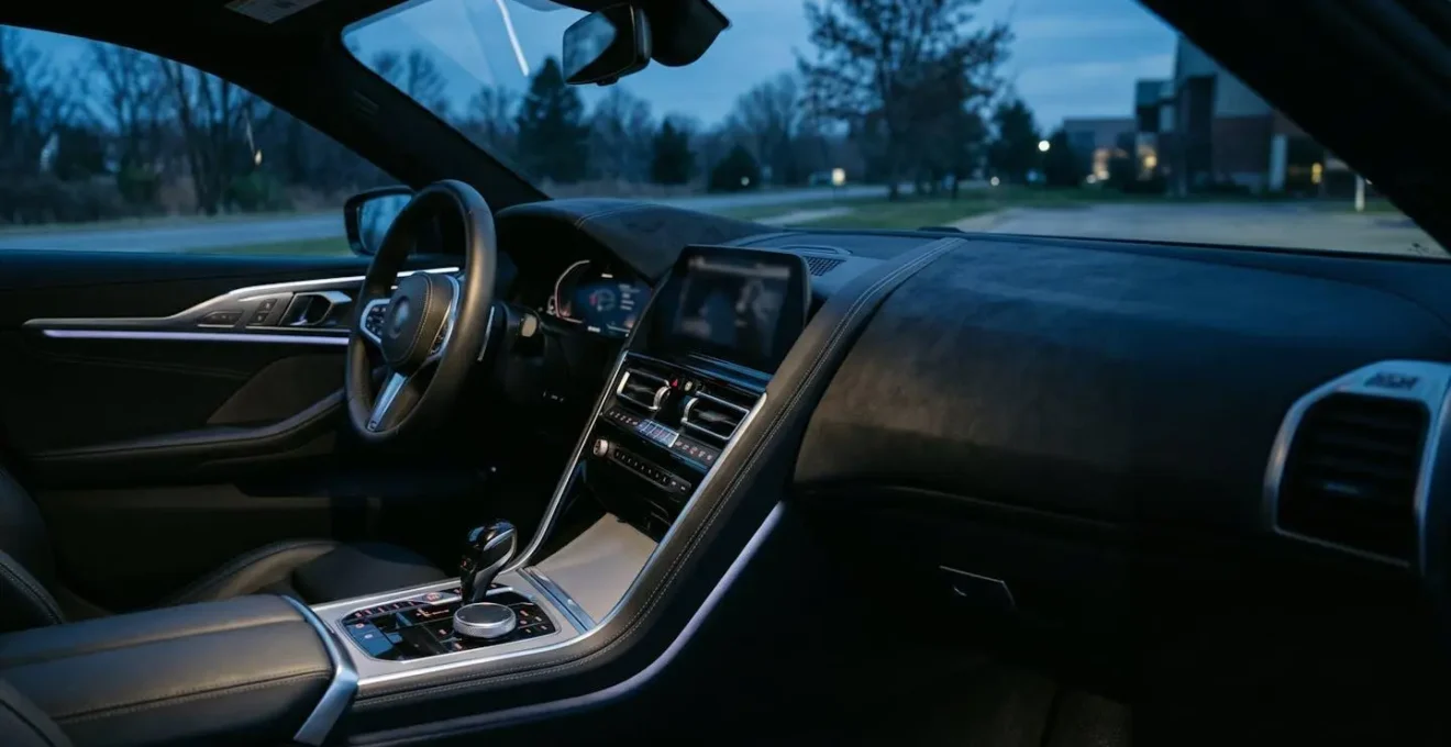 Intérieur de voiture moderne avec éclairage d'ambiance LED blanc froid subtil créant une atmosphère technologique et élégante