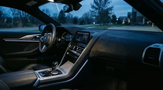 Intérieur de voiture moderne avec éclairage d'ambiance LED blanc froid subtil créant une atmosphère technologique et élégante
