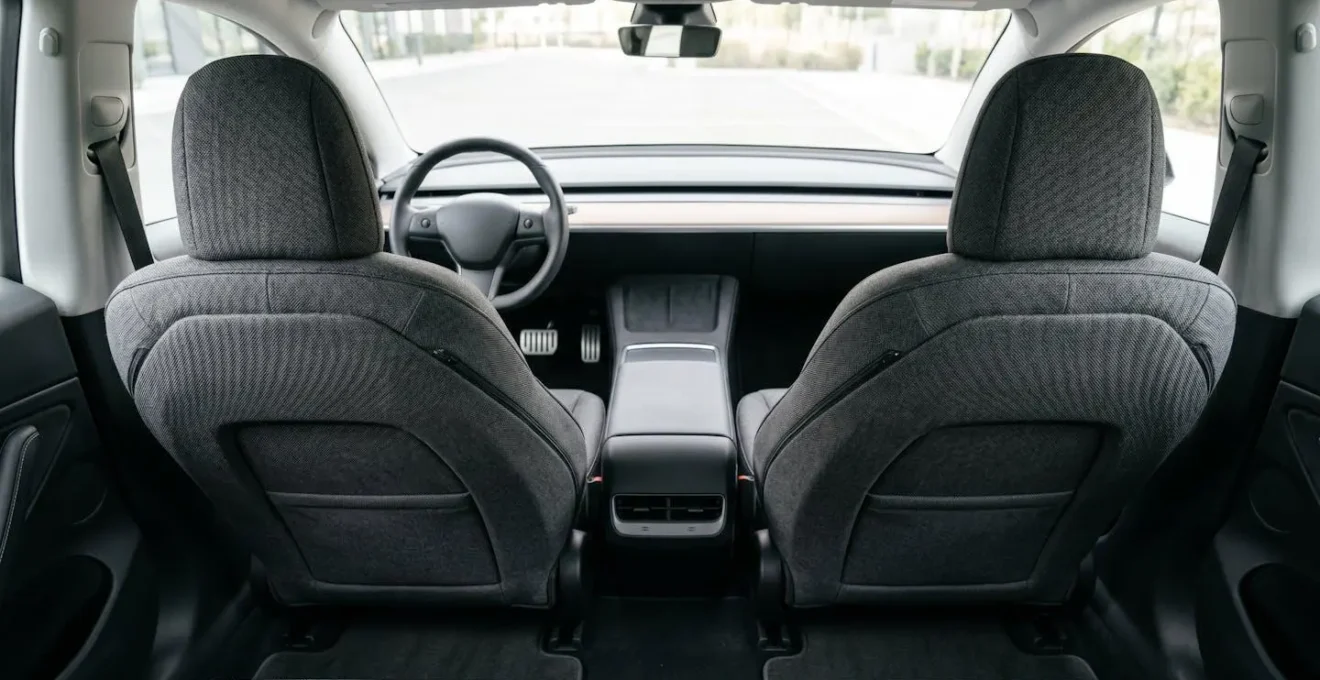 Sièges automobiles avec housses sur mesure élégantes protégeant la sellerie d'origine