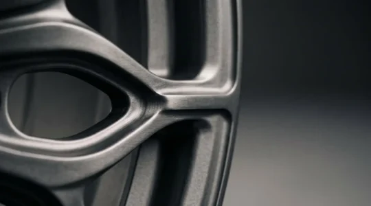 Gros plan détaillé sur des jantes automobiles illustrant les choix techniques et légaux