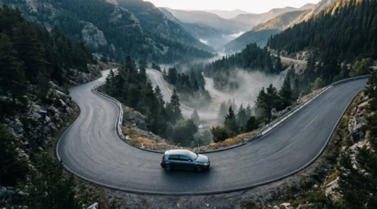 Vue dynamique d'un véhicule en situation de perte d'adhérence dans un virage, avec mise en avant de la physique du contrôle automobile