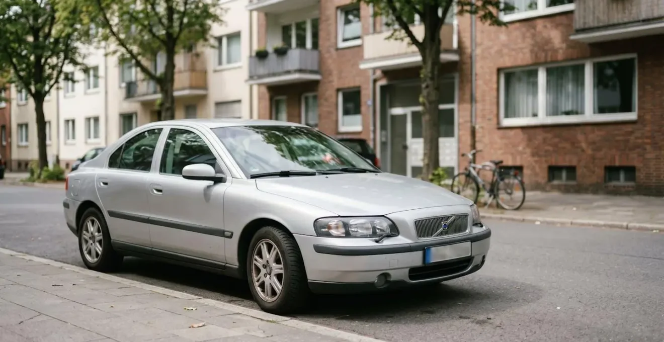 Véhicule d'occasion garé dans un environnement urbain, représentant le choix d'assurance pour les voitures de 5 à 8 ans