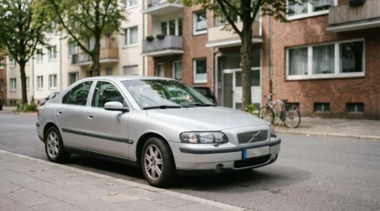 Véhicule d'occasion garé dans un environnement urbain, représentant le choix d'assurance pour les voitures de 5 à 8 ans